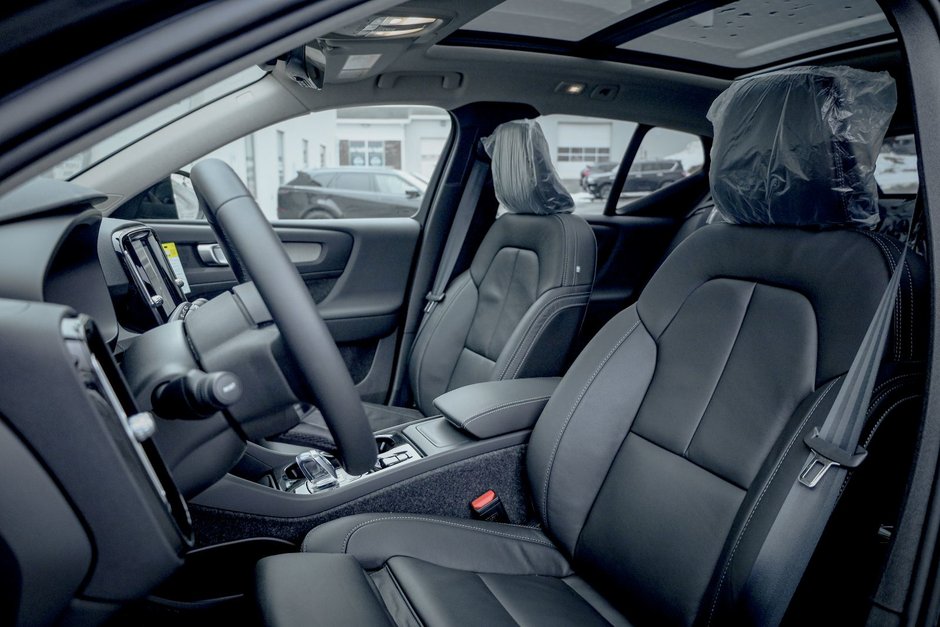 2026 Volvo XC40 Plus (Dark Theme)-12