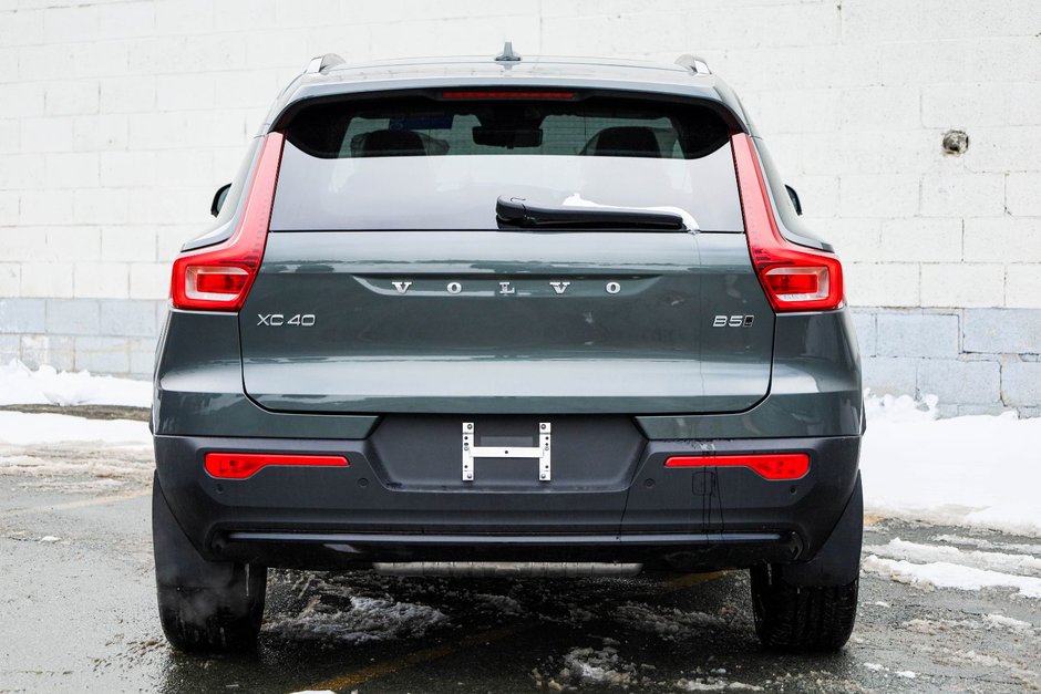 2026 Volvo XC40 Plus (Dark Theme)-7