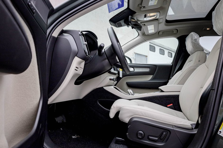 2026 Volvo XC40 Plus (Dark Theme)-8