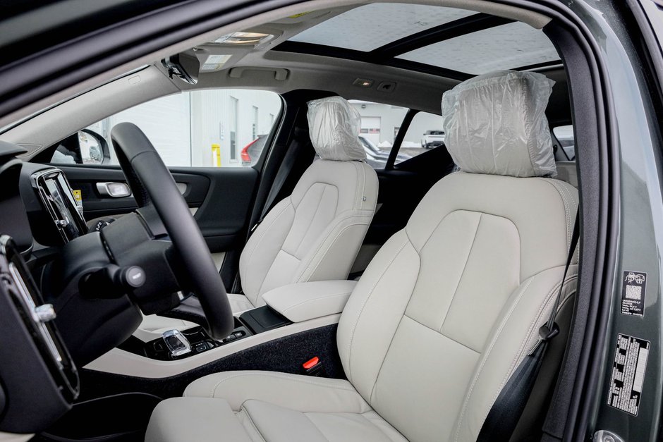 2026 Volvo XC40 Plus (Dark Theme)-11