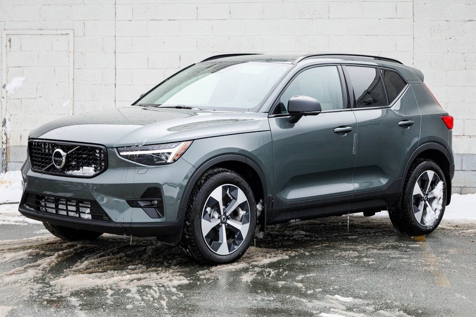 2026 Volvo XC40 Plus (Dark Theme)-5