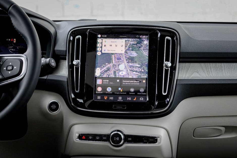 2026 Volvo XC40 Plus (Dark Theme)-17