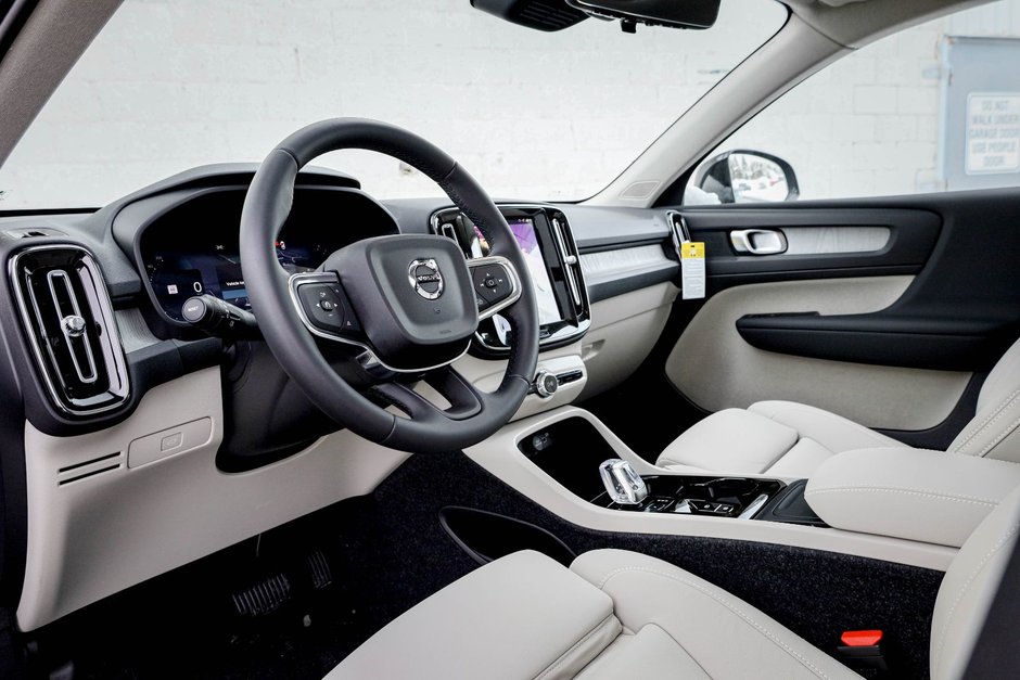 2026 Volvo XC40 Plus (Dark Theme)-9