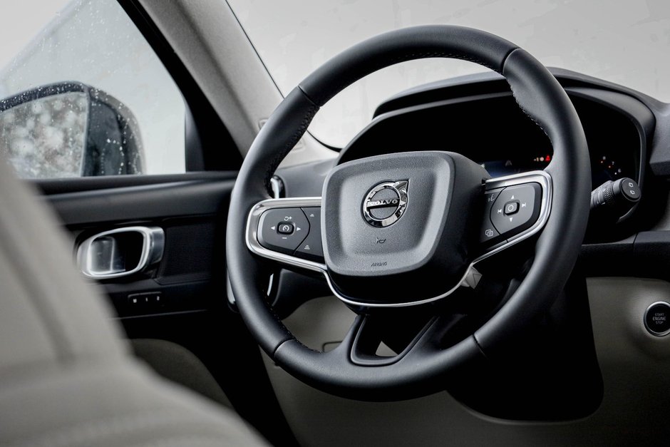 2026 Volvo XC40 Plus (Dark Theme)-18