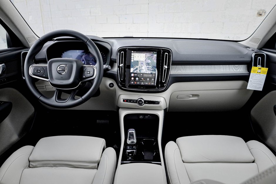 2026 Volvo XC40 Plus (Dark Theme)-16