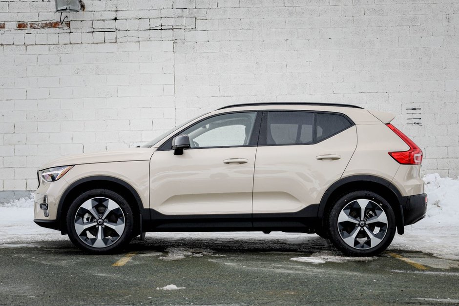 2026 Volvo XC40 Plus (Dark Theme)-0