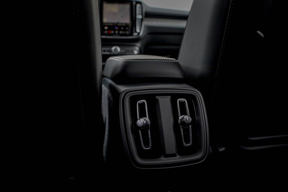 2026 Volvo XC40 Plus (Dark Theme)-15