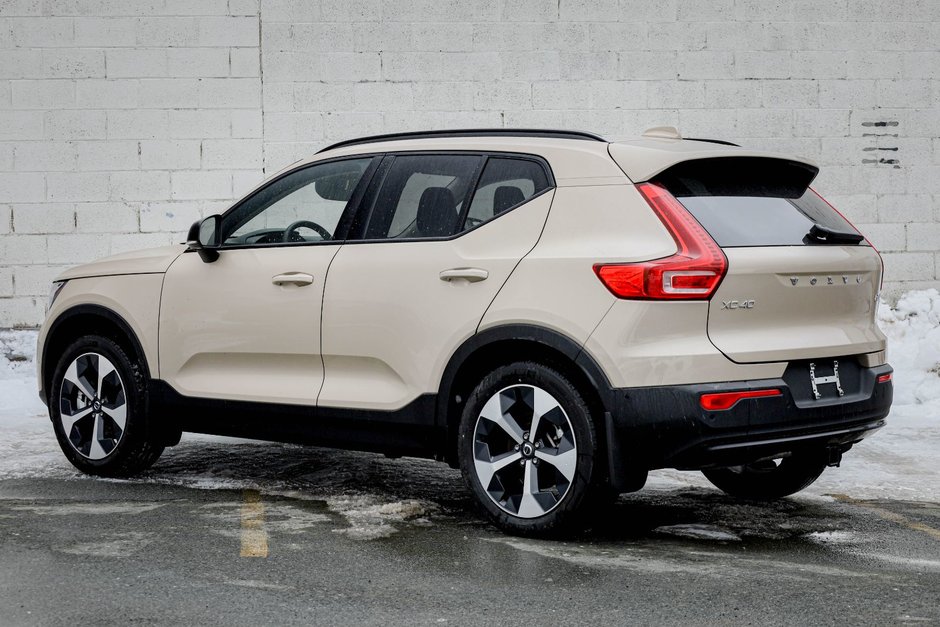 2026 Volvo XC40 Plus (Dark Theme)-5