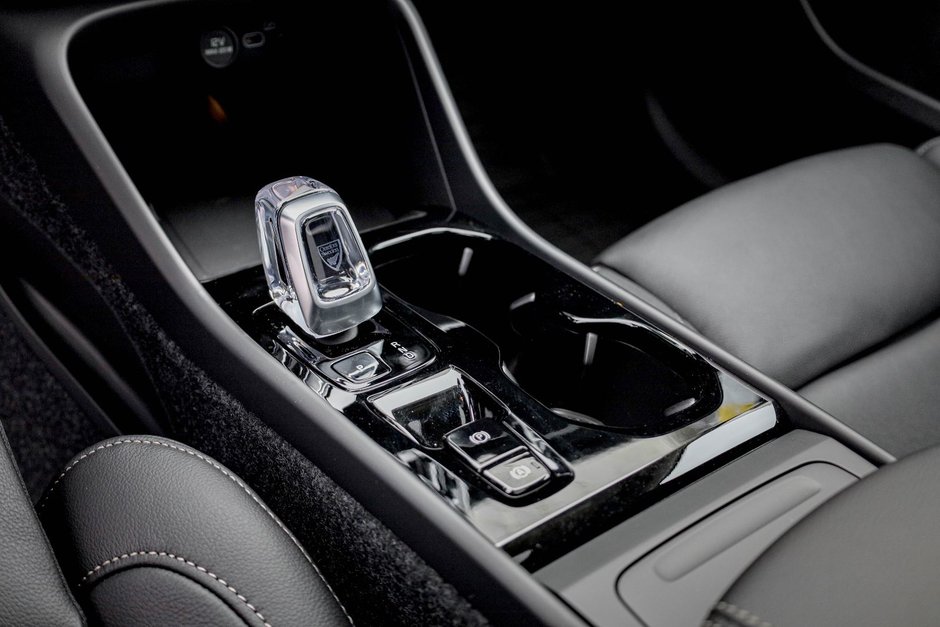 2026 Volvo XC40 Plus (Dark Theme)-12