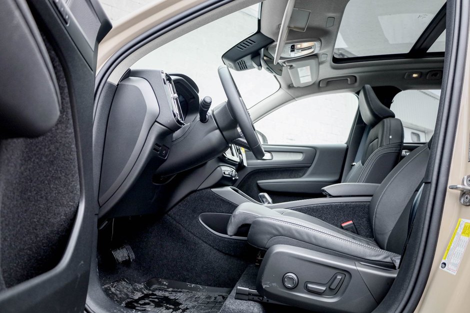 2026 Volvo XC40 Plus (Dark Theme)-10