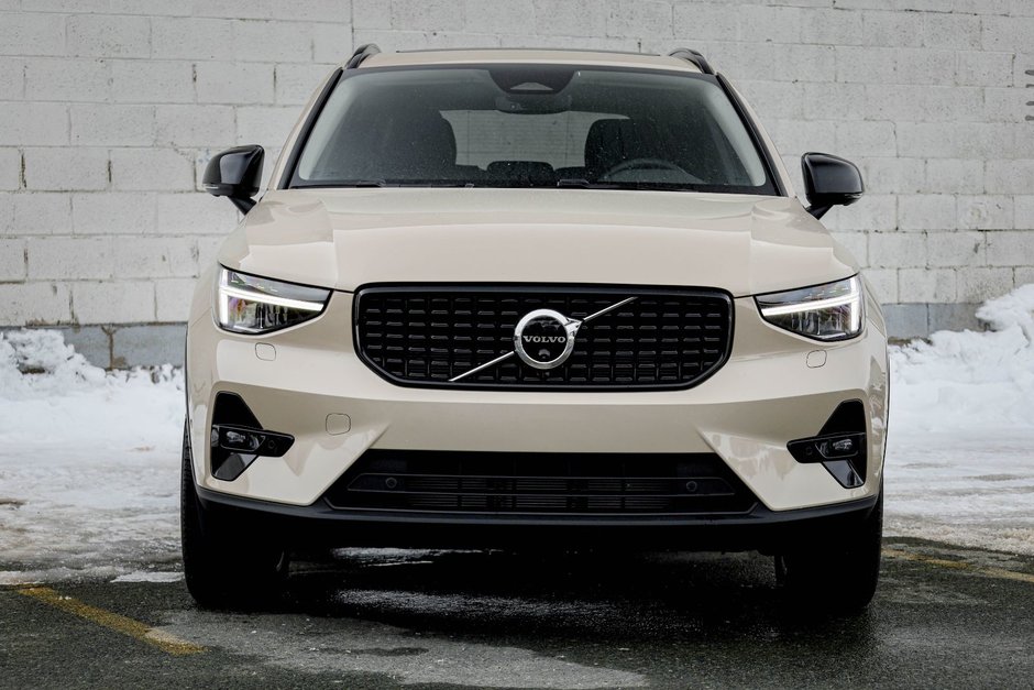 2026 Volvo XC40 Plus (Dark Theme)-4