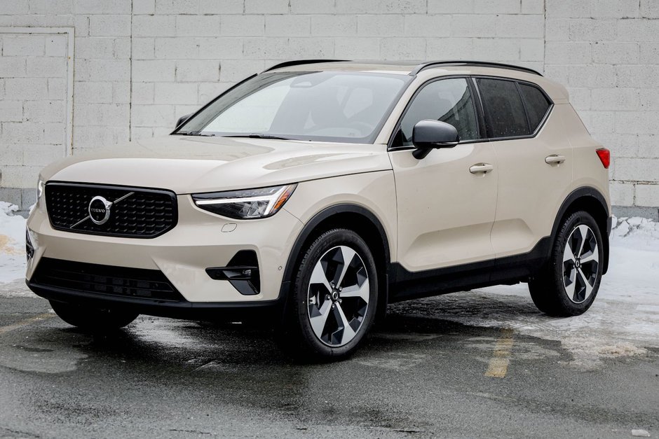 2026 Volvo XC40 Plus (Dark Theme)-7