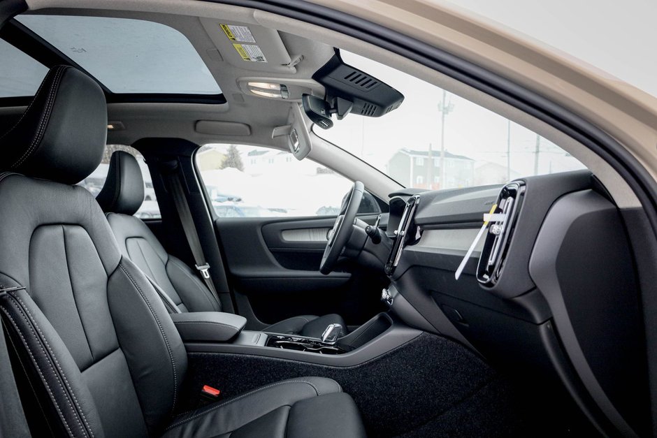 2026 Volvo XC40 Plus (Dark Theme)-18