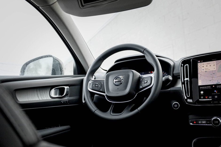 2026 Volvo XC40 Plus (Dark Theme)-17