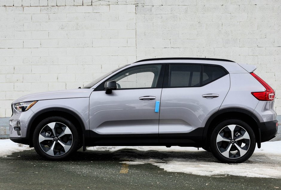 2026 Volvo XC40 Core (Dark Theme)-0