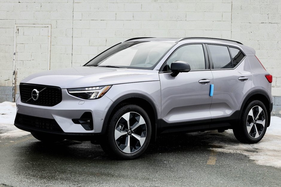 2026 Volvo XC40 Core (Dark Theme)-5