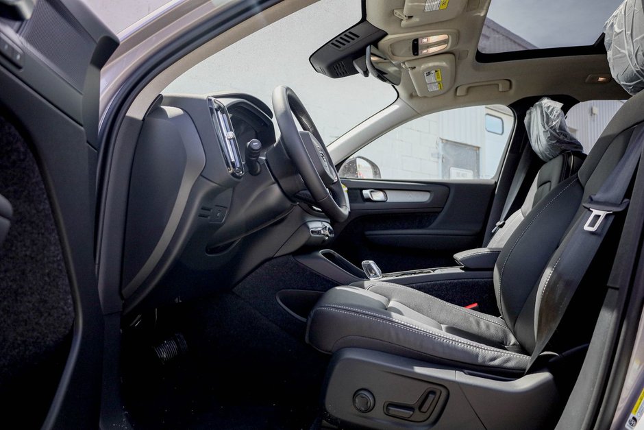 2026 Volvo XC40 Plus (Dark Theme)-8