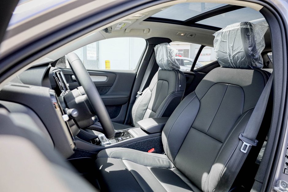 2026 Volvo XC40 Plus (Dark Theme)-11