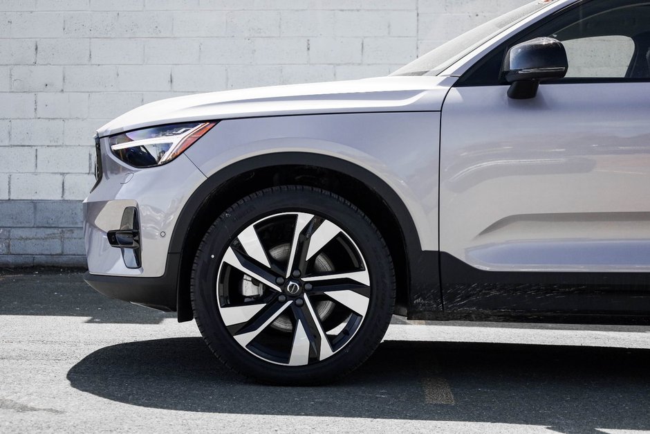 2026 Volvo XC40 Plus (Dark Theme)-1