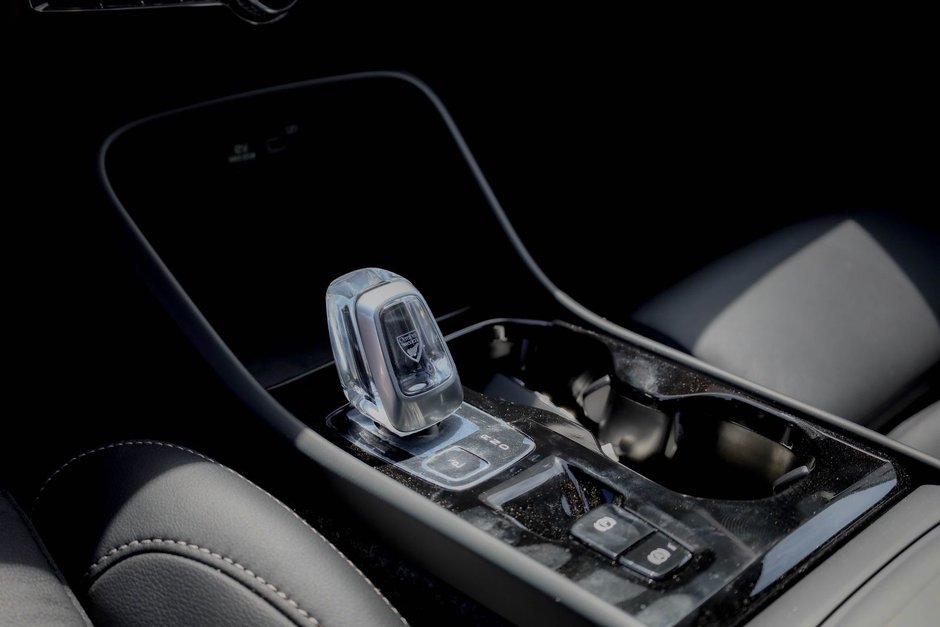 2026 Volvo XC40 Plus (Dark Theme)-10