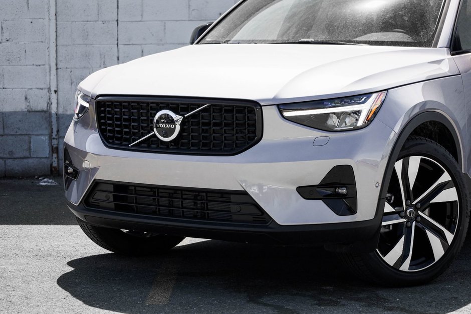 2026 Volvo XC40 Plus (Dark Theme)-3