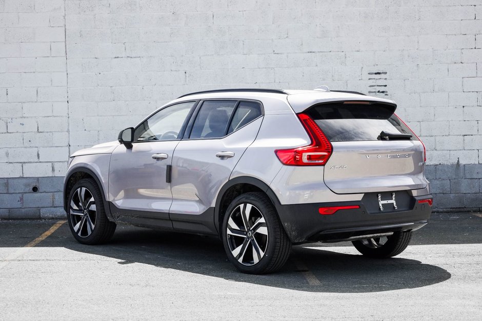 2026 Volvo XC40 Plus (Dark Theme)-6