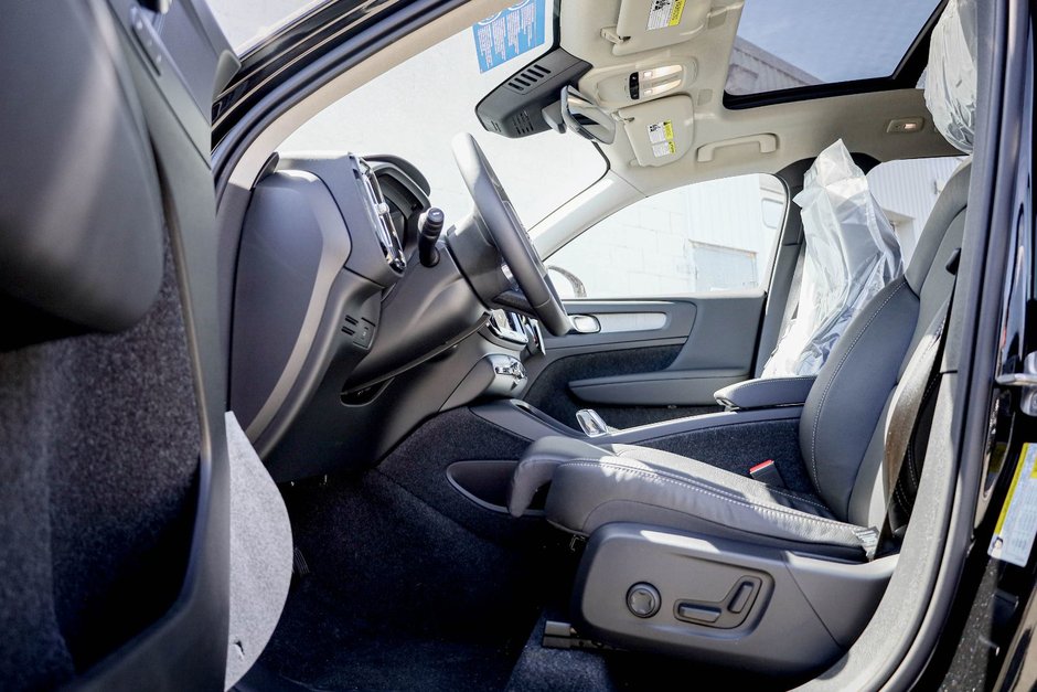 2026 Volvo XC40 Plus (Dark Theme)-8