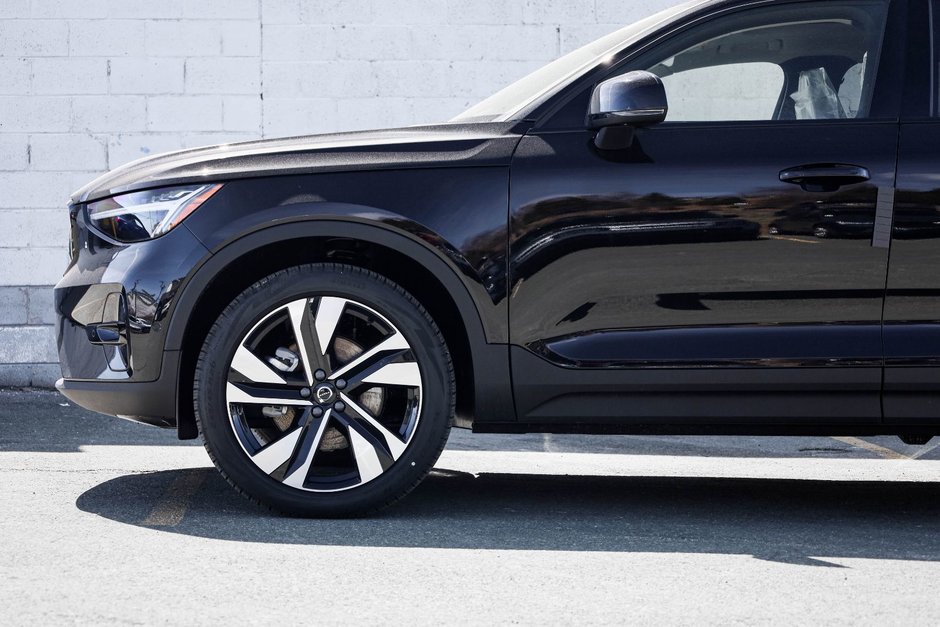 2026 Volvo XC40 Plus (Dark Theme)-1
