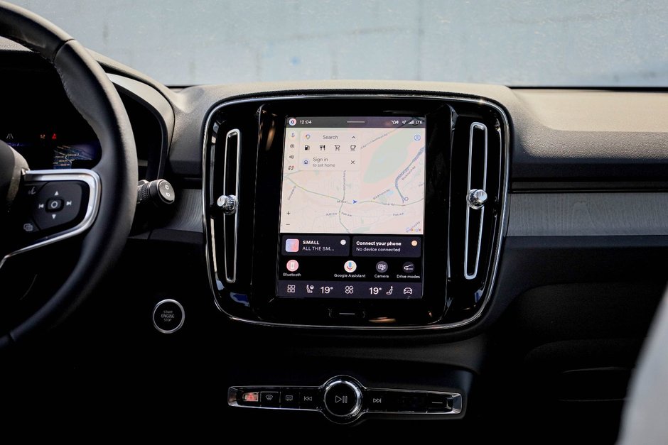 2026 Volvo XC40 Plus (Dark Theme)-15