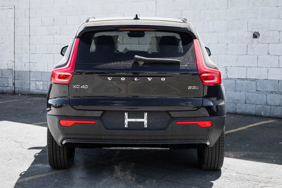 2026 Volvo XC40 Plus (Dark Theme)-7