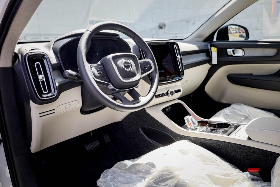 2026 Volvo XC40 Plus (Dark Theme)-10