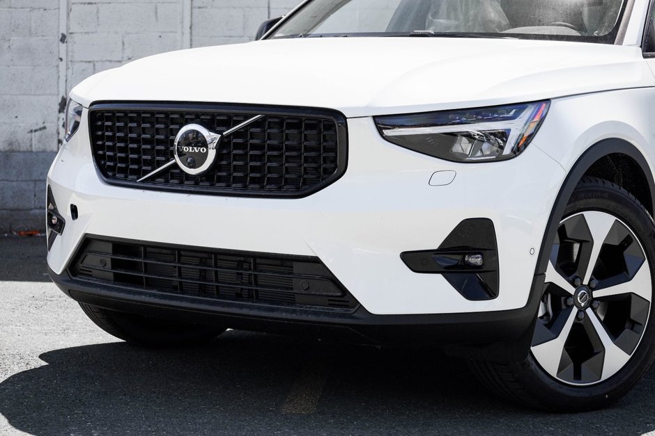 2026 Volvo XC40 Plus (Dark Theme)-3