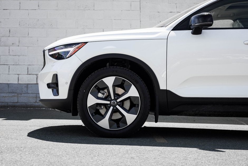 2026 Volvo XC40 Plus (Dark Theme)-1