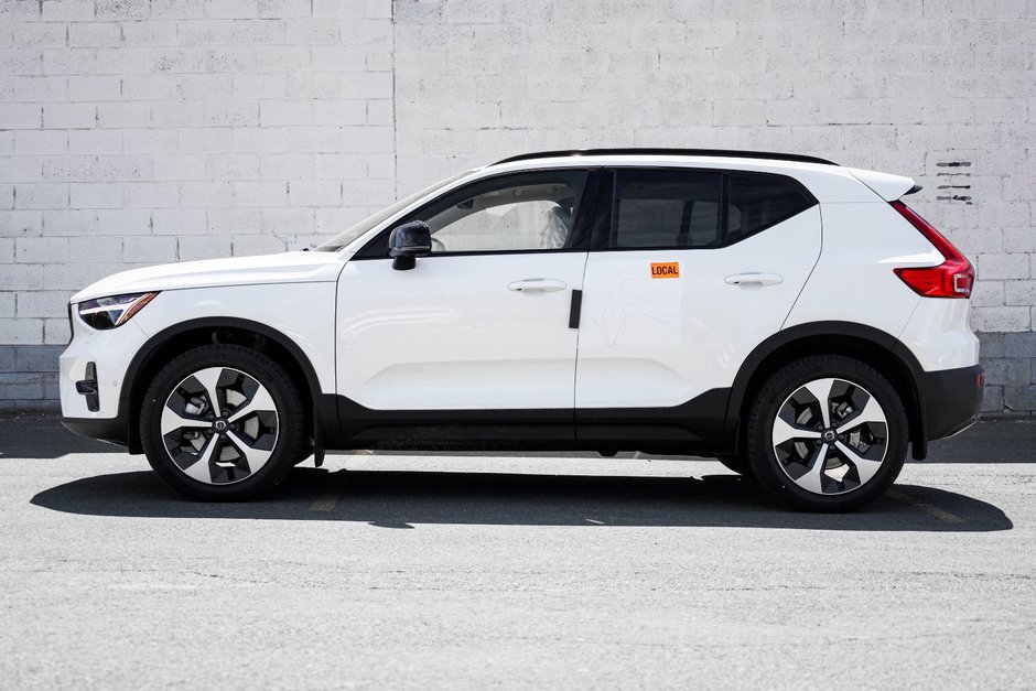 2026 Volvo XC40 Plus (Dark Theme)-0