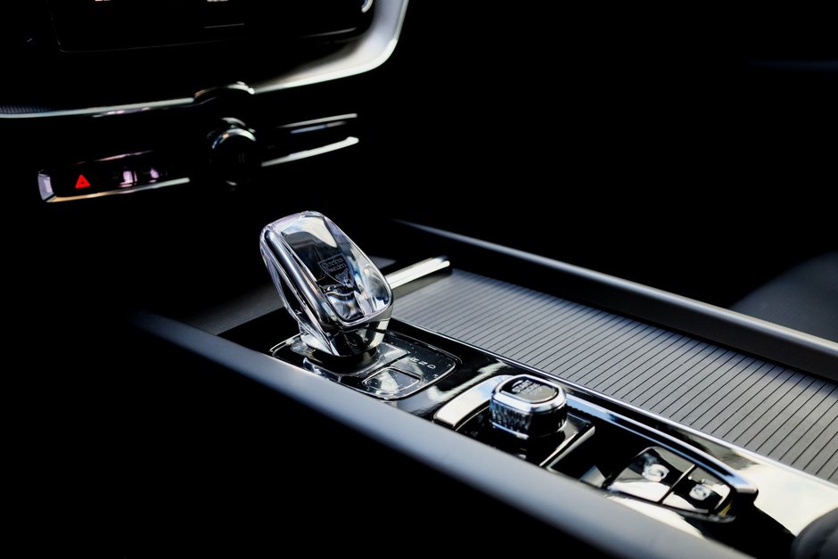 2026 Volvo XC60 Plug-in hybrid Ultra Black Edition-12