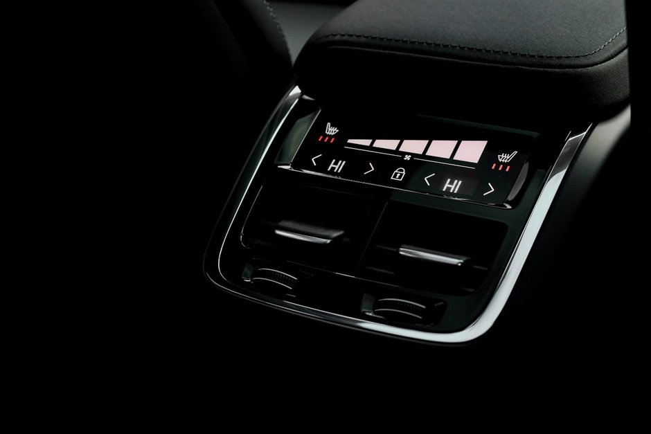 2026 Volvo XC60 Plug-in hybrid Ultra Black Edition-21