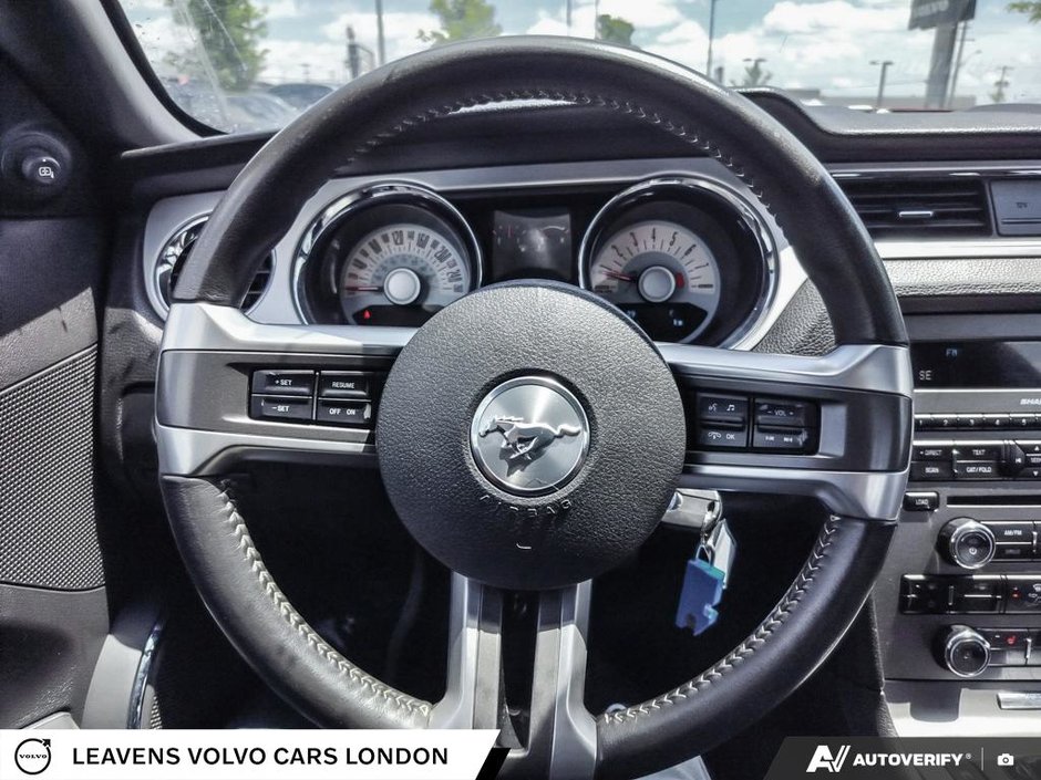 2011 Ford MUSTANG V6-13