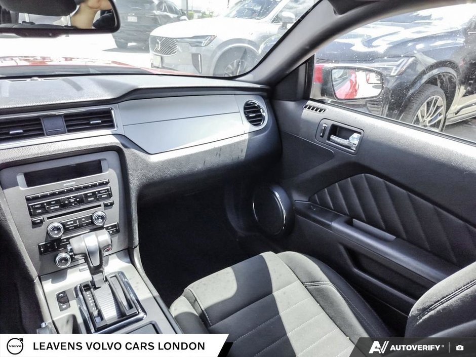 2011 Ford MUSTANG V6-24