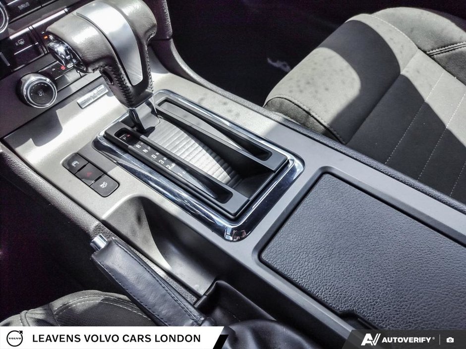 2011 Ford MUSTANG V6-17