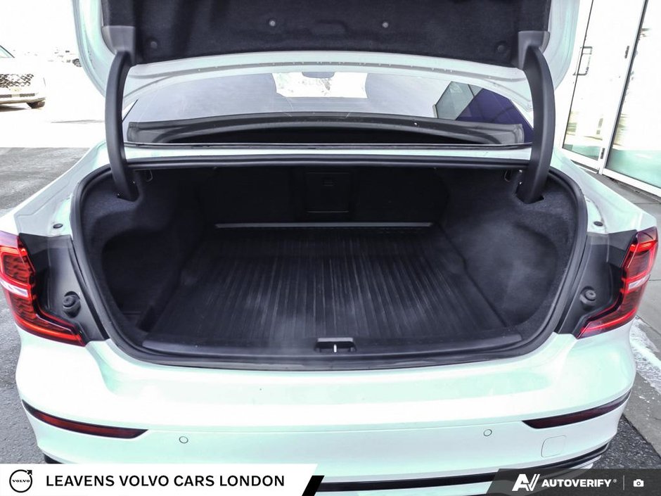 2022 Volvo S60 MOMENTUM-11