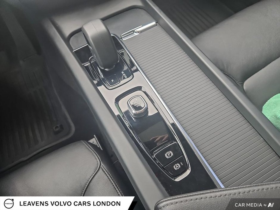 2024 Volvo S60 CORE DARK THEME-17