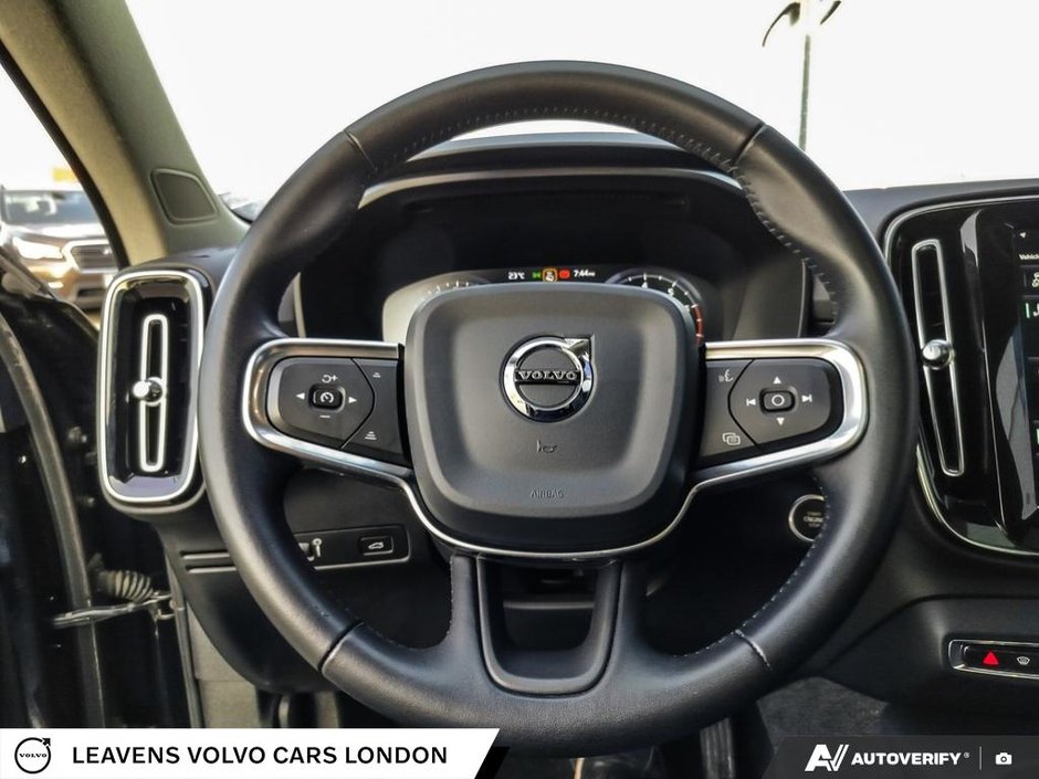 2020 Volvo XC40 MOMENTUM-13