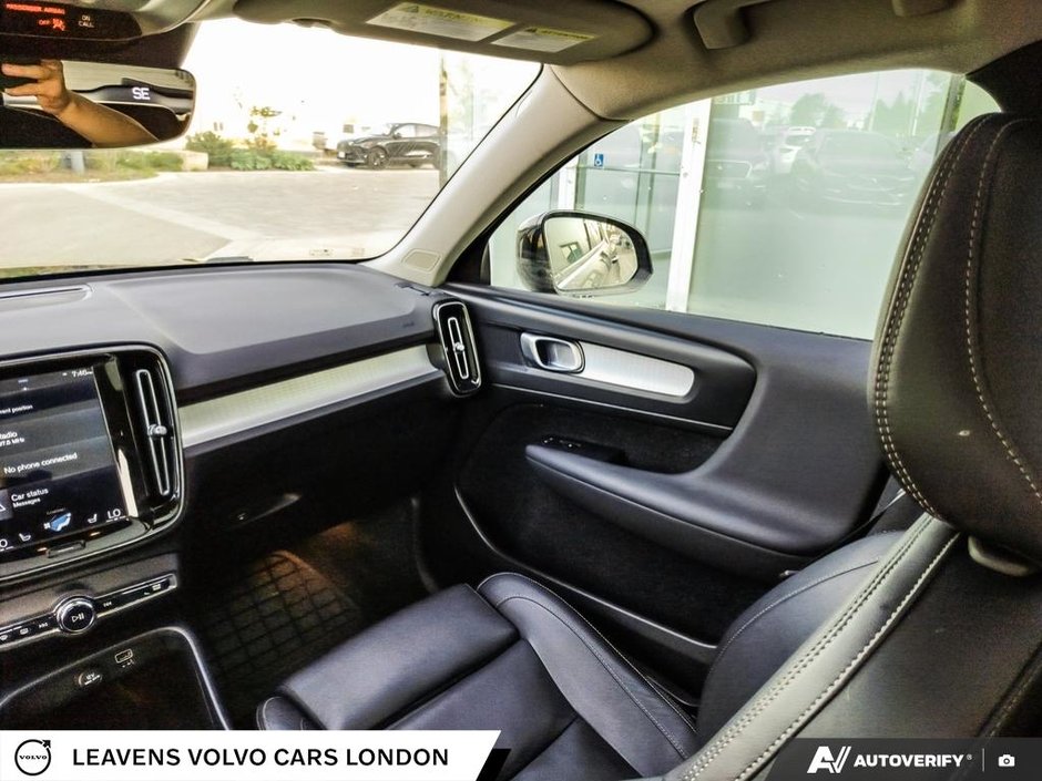 2020 Volvo XC40 MOMENTUM-24