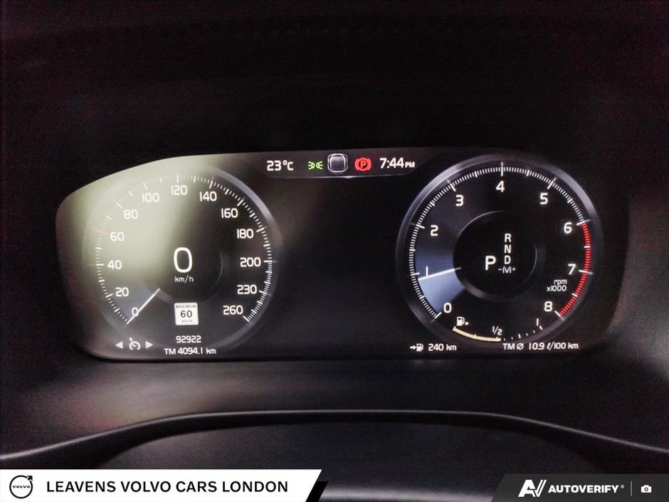 2020 Volvo XC40 MOMENTUM-14
