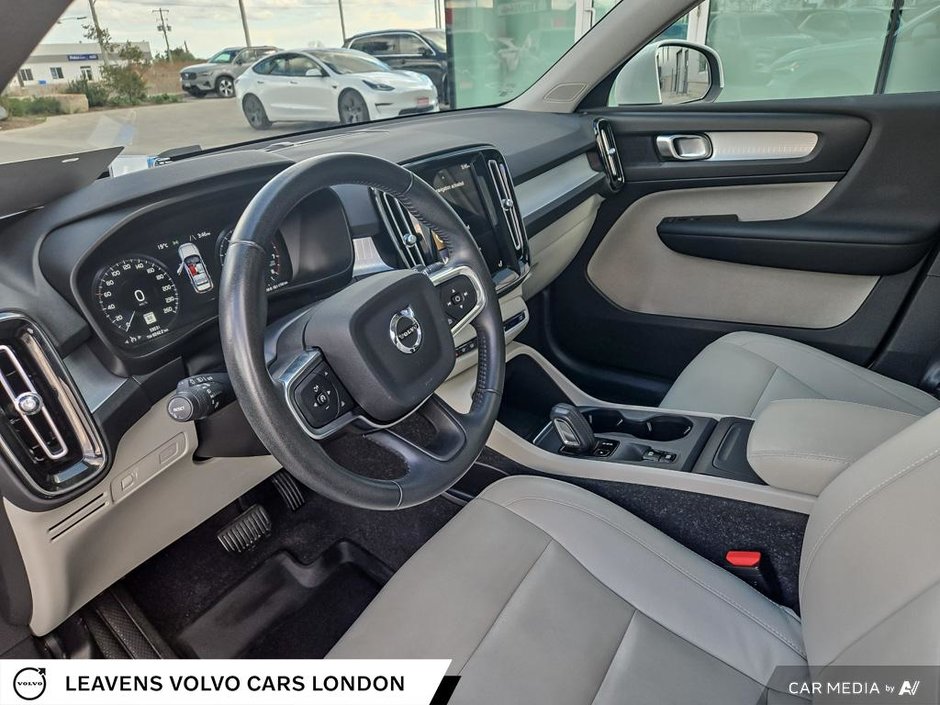 2021 Volvo XC40 MOMENTUM-12