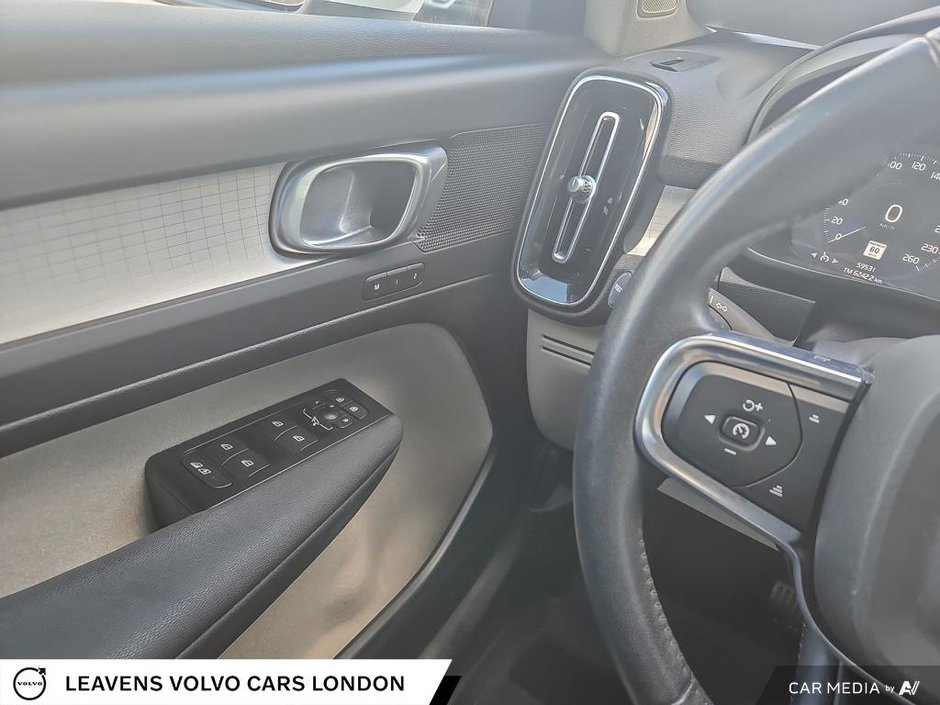 2021 Volvo XC40 MOMENTUM-16