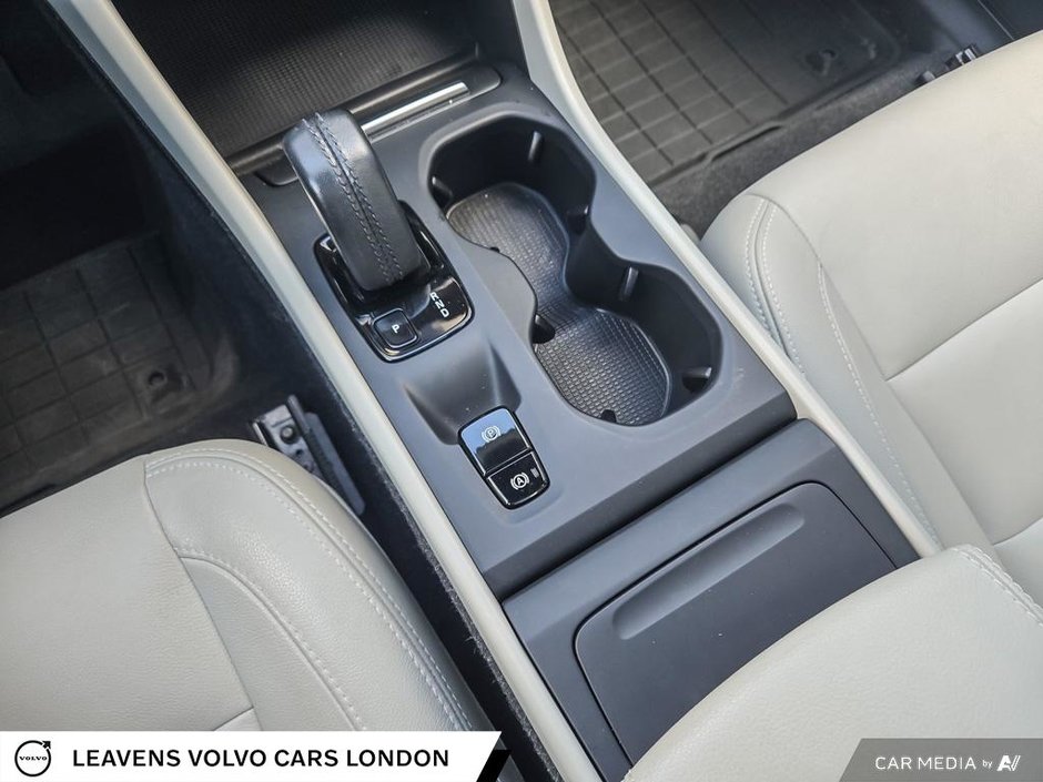2021 Volvo XC40 MOMENTUM-17