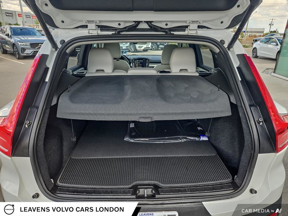 2021 Volvo XC40 MOMENTUM-11