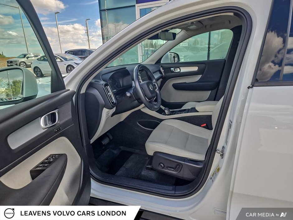 2021 Volvo XC40 MOMENTUM-25