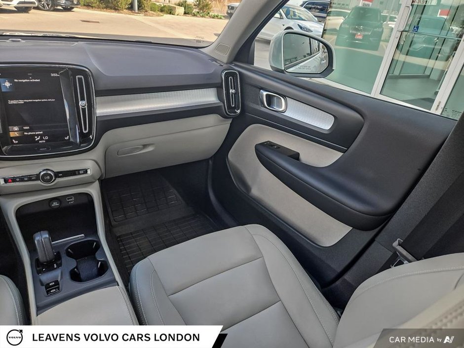 2021 Volvo XC40 MOMENTUM-24